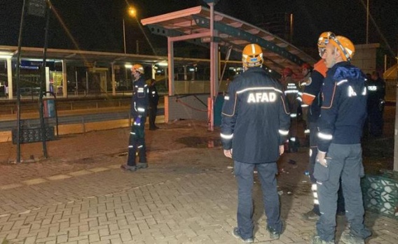 Bursa'da Otomobil Alt Geçide Yuvarlandı