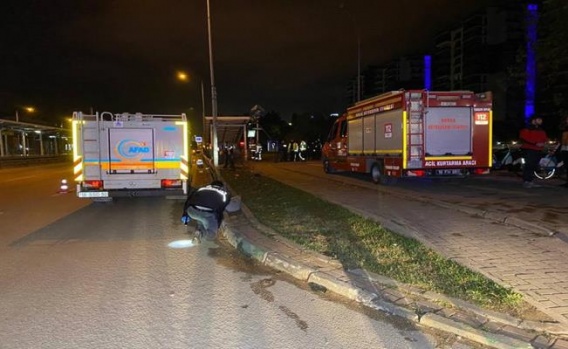 Bursa'da Otomobil Alt Geçide Yuvarlandı