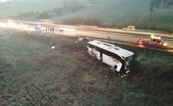 Yolcu Otobüsü tarlaya uçtu: 12 yaralı