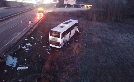 Yolcu Otobüsü tarlaya uçtu: 12 yaralı