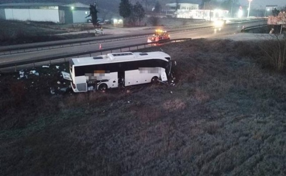 Yolcu Otobüsü tarlaya uçtu: 12 yaralı