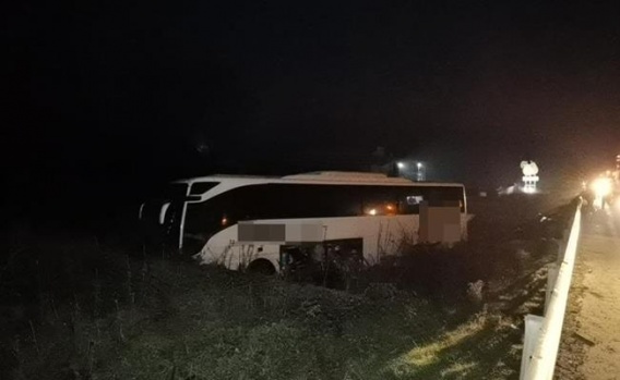 Yolcu Otobüsü tarlaya uçtu: 12 yaralı
