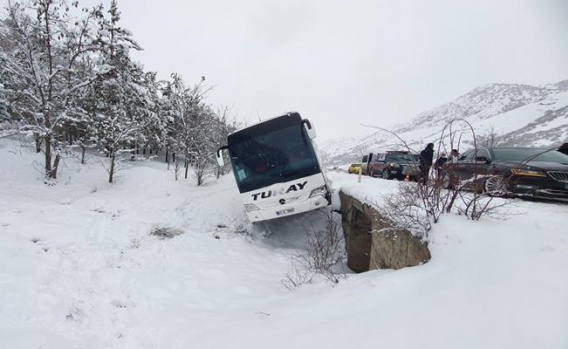 Yolcu otobüsü kaza sonrası menfezde asılı kaldı