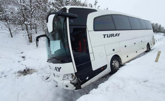 Yolcu otobüsü kaza sonrası menfezde asılı kaldı