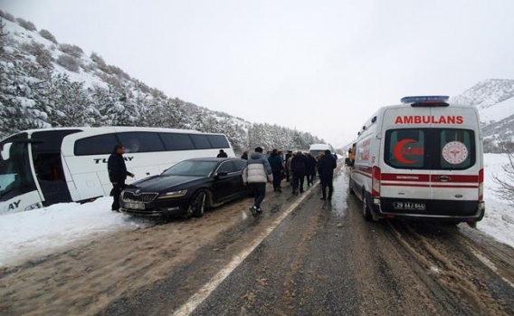 Yolcu otobüsü kaza sonrası menfezde asılı kaldı