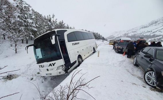 Yolcu otobüsü kaza sonrası menfezde asılı kaldı