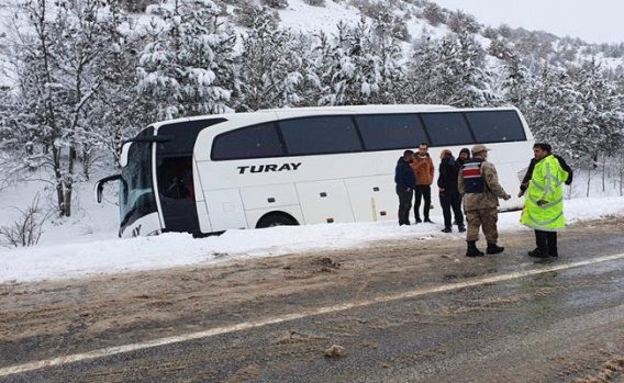 Yolcu otobüsü kaza sonrası menfezde asılı kaldı