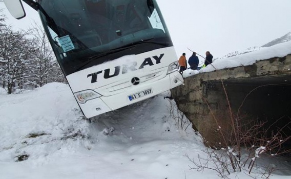 Yolcu otobüsü kaza sonrası menfezde asılı kaldı