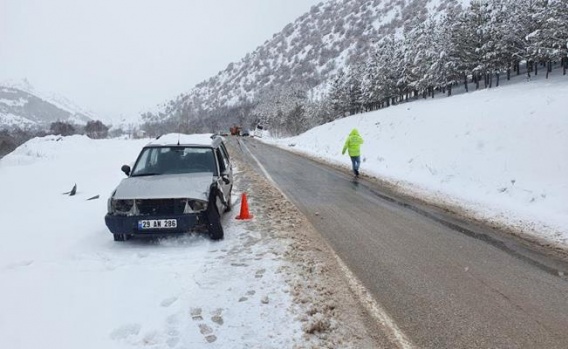 Yolcu otobüsü kaza sonrası menfezde asılı kaldı