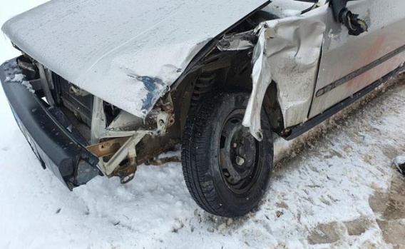 Yolcu otobüsü kaza sonrası menfezde asılı kaldı