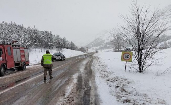 Yolcu otobüsü kaza sonrası menfezde asılı kaldı