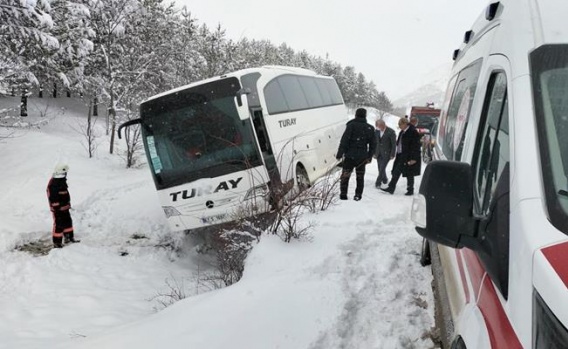 Yolcu otobüsü kaza sonrası menfezde asılı kaldı