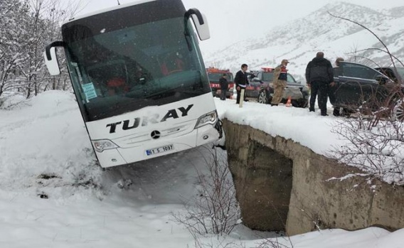 Yolcu otobüsü kaza sonrası menfezde asılı kaldı