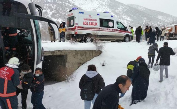 Yolcu otobüsü kaza sonrası menfezde asılı kaldı