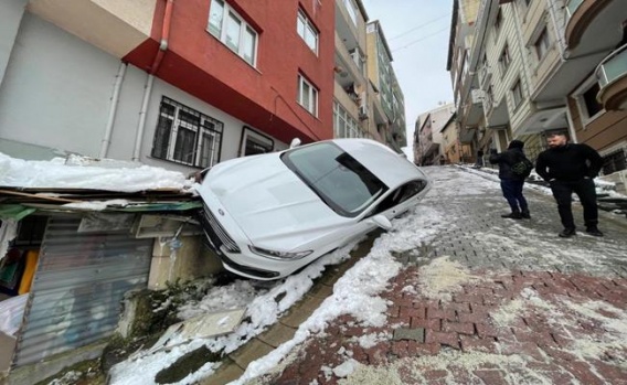 Karda kayan araç doğalgaz kutusunu patlattı