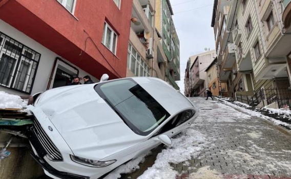 Karda kayan araç doğalgaz kutusunu patlattı