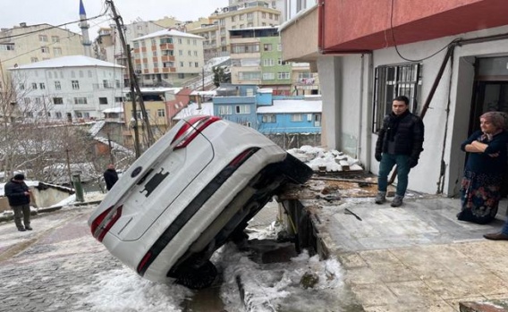 Karda kayan araç doğalgaz kutusunu patlattı