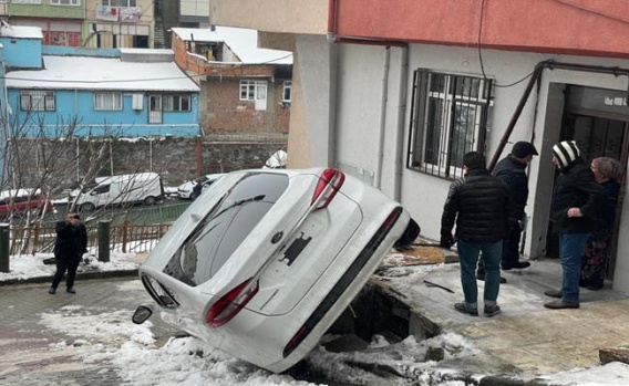 Karda kayan araç doğalgaz kutusunu patlattı