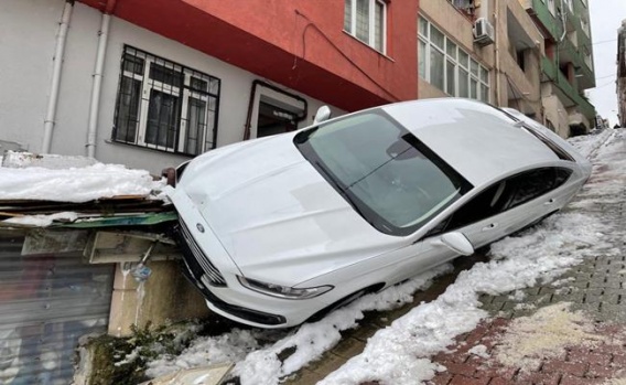 Karda kayan araç doğalgaz kutusunu patlattı