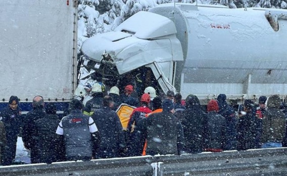 Trafik kazası: 32 araç birbirine girdi