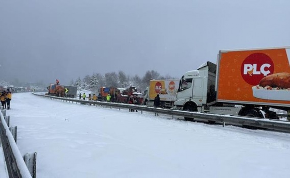 Trafik kazası: 32 araç birbirine girdi