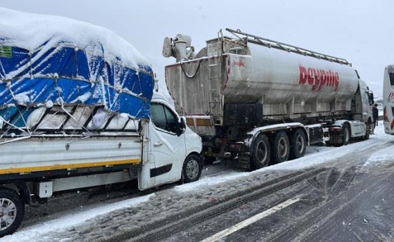 Trafik kazası: 32 araç birbirine girdi