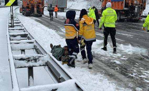 Trafik kazası: 32 araç birbirine girdi