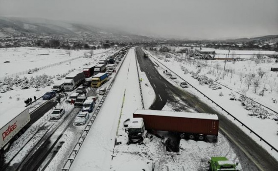 Trafik kazası: 32 araç birbirine girdi