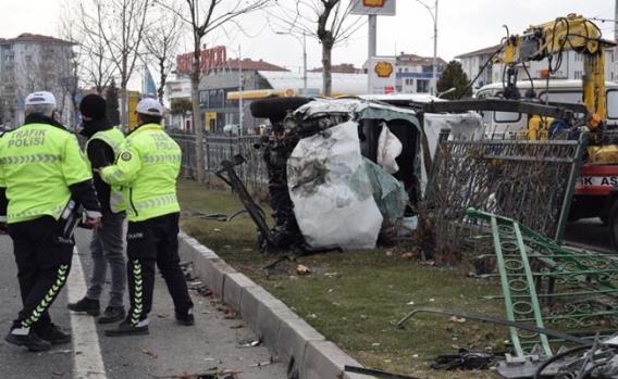 Otomobil demir korkulukları yerinden söktü