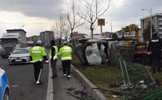 Otomobil demir korkulukları yerinden söktü