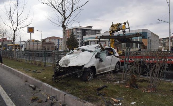 Otomobil demir korkulukları yerinden söktü