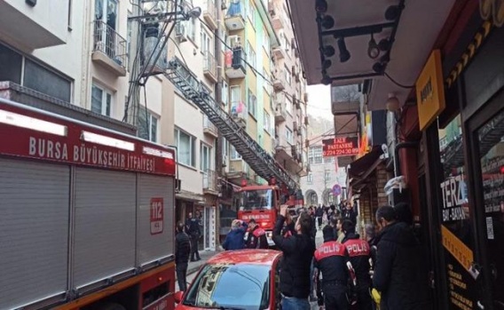 Evi yakan genç adamı polis kurtardı