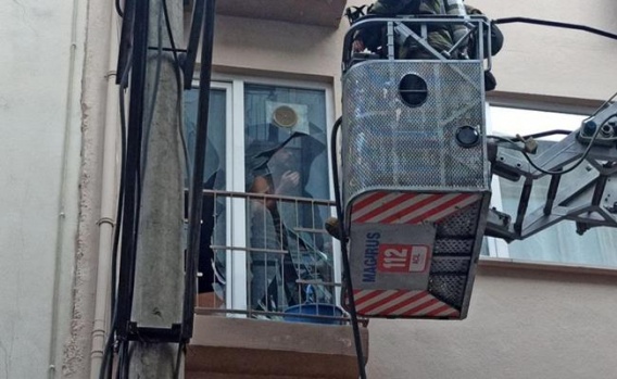 Evi yakan genç adamı polis kurtardı