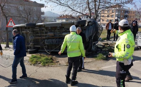 Öğrenci servisi ile cip çarpıştı