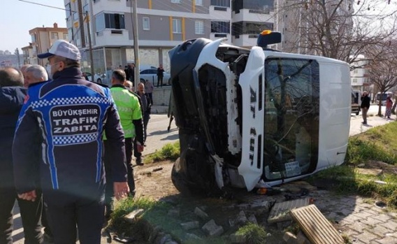 Öğrenci servisi ile cip çarpıştı