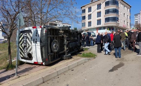 Öğrenci servisi ile cip çarpıştı