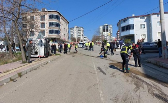 Öğrenci servisi ile cip çarpıştı