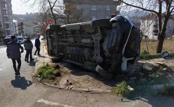 Öğrenci servisi ile cip çarpıştı