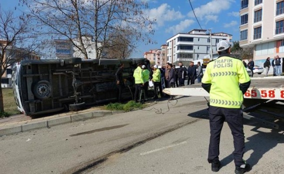 Öğrenci servisi ile cip çarpıştı