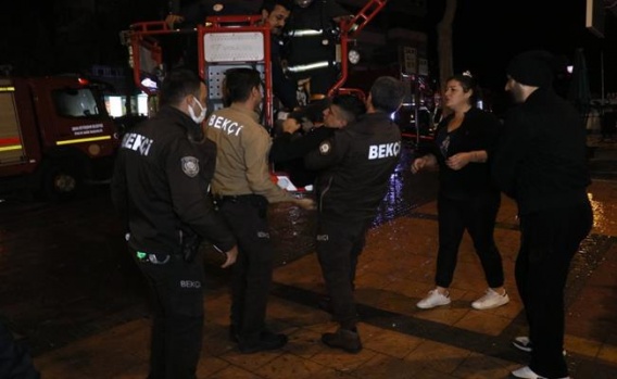 Adana'da Sinir Krizi Geçirip Evi Ateşe Verdi