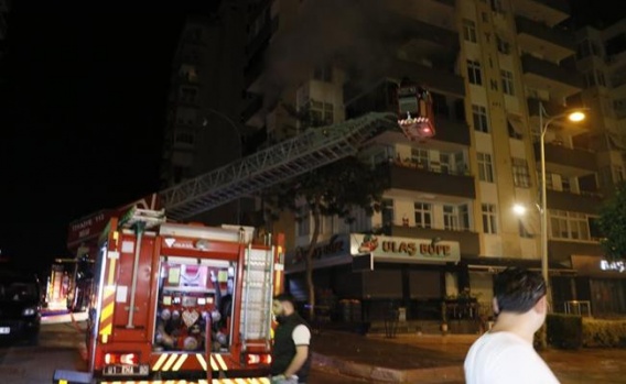Adana'da Sinir Krizi Geçirip Evi Ateşe Verdi