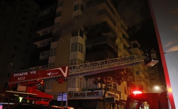 Adana'da Sinir Krizi Geçirip Evi Ateşe Verdi