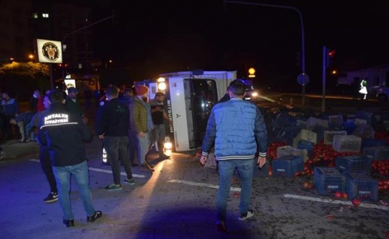 Antalya Kumluca'da Nar Yüklü Kamyon Devrildi