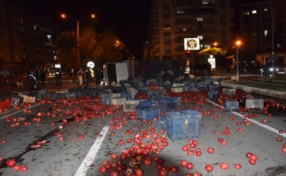 Antalya Kumluca'da Nar Yüklü Kamyon Devrildi