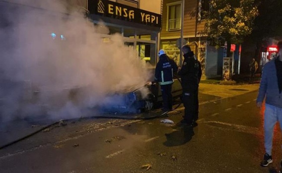 Bursa'da Park Hâlindeki Araç Alev Alev Yandı
