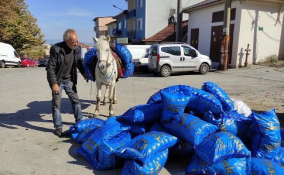 Bursa'da O Mahallelere Atıyla Yük Taşıyor