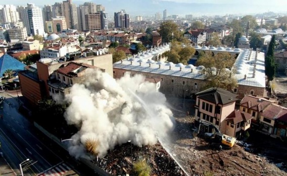 Bursa'da Zafer Plaza Yanındaki Bina Yıkıldı