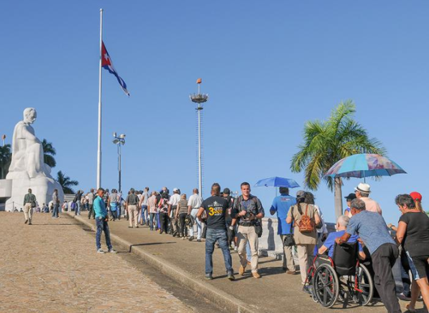 Binlerce Kübalı Fidel Castro için saygı duruşunda