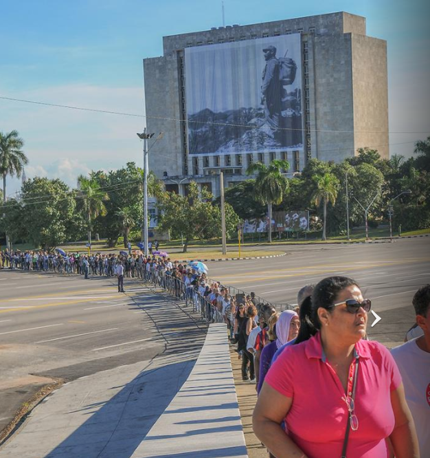 Binlerce Kübalı Fidel Castro için saygı duruşunda