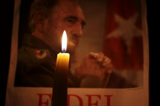 Binlerce Kübalı Fidel Castro için saygı duruşunda